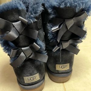 Navy blue bow tie women Ugg’s size 10